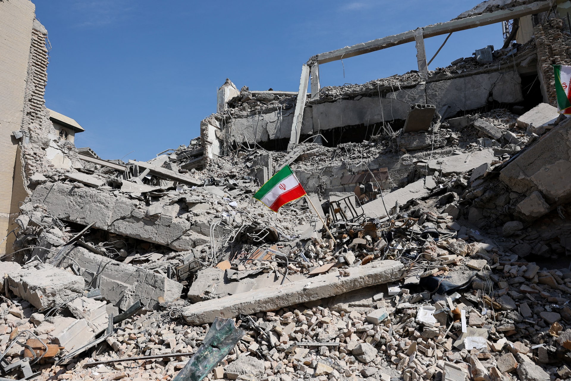 Nh&igrave;n lại xung đột Iran: Một tuần đau thương với 1 . 200 Người thiệt mạng - Ảnh 41.