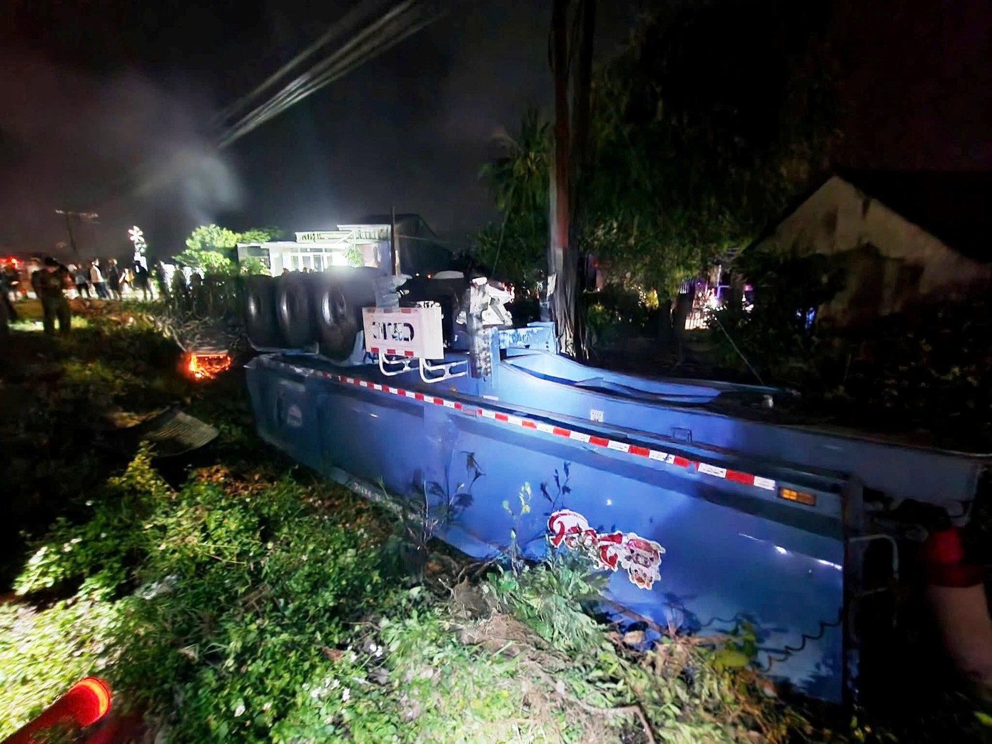 Xe đầu k&eacute;o vượt r&agrave;o chắn, bị t&agrave;u hỏa t&ocirc;ng g&atilde;y đ&ocirc;i ở Quảng Ng&atilde;i - Ảnh 1.