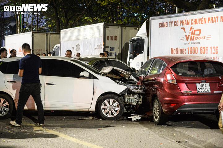 Tai nạn giao th&ocirc;ng li&ecirc;n ho&agrave;n ở H&agrave; Nội tối 6/3 khiến nhiều người bị thương - Ảnh 1.