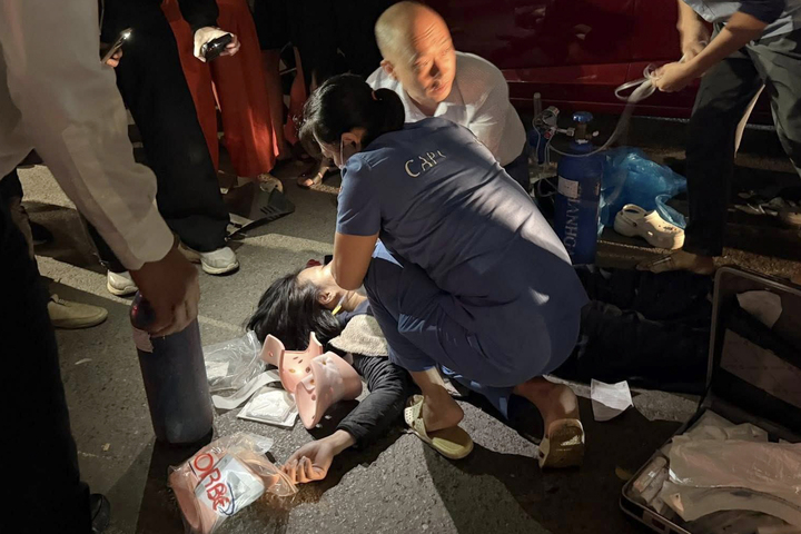 Tai nạn giao th&ocirc;ng li&ecirc;n ho&agrave;n ở H&agrave; Nội tối 6/3 khiến nhiều người bị thương - Ảnh 2.