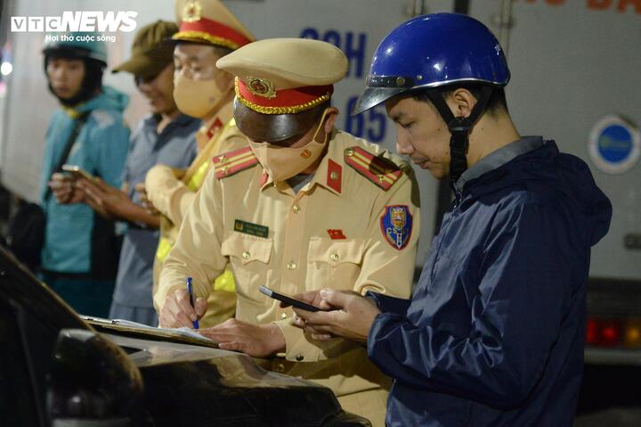 Tai nạn giao th&ocirc;ng li&ecirc;n ho&agrave;n ở H&agrave; Nội tối 6/3 khiến nhiều người bị thương - Ảnh 3.