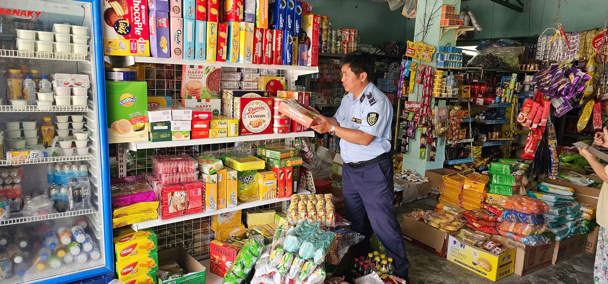 Đột xuất kiểm tra nhiều điểm kinh doanh tr&ecirc;n cả nước: H&agrave;ng loạt vi phạm phơi b&agrave;y, tịch thu, ti&ecirc;u hủy h&agrave;ng ngh&igrave;n sản phẩm - Ảnh 5.
