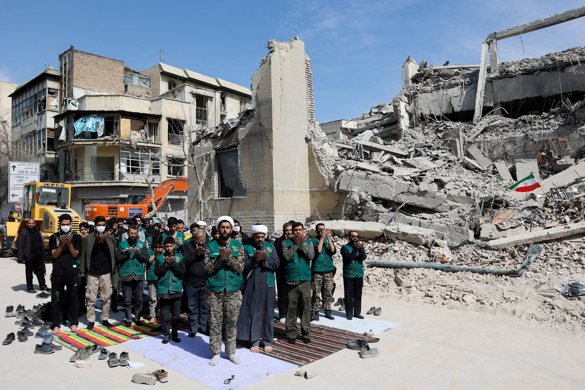 Nh&igrave;n lại xung đột Iran: Một tuần đau thương với 1 . 200 Người thiệt mạng - Ảnh 42.