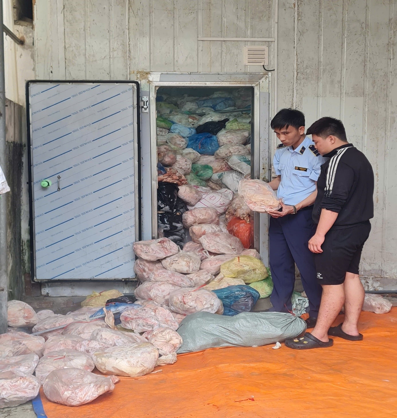 Đột xuất kiểm tra nhiều điểm kinh doanh tr&ecirc;n cả nước: H&agrave;ng loạt vi phạm phơi b&agrave;y, tịch thu, ti&ecirc;u hủy h&agrave;ng ngh&igrave;n sản phẩm - Ảnh 3.