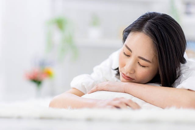 Không phải thiếu ngủ, phụ nữ thấy da xấu sau 40 tuổi có thể do thiếu vài dưỡng chất quan trọng - Ảnh 1.