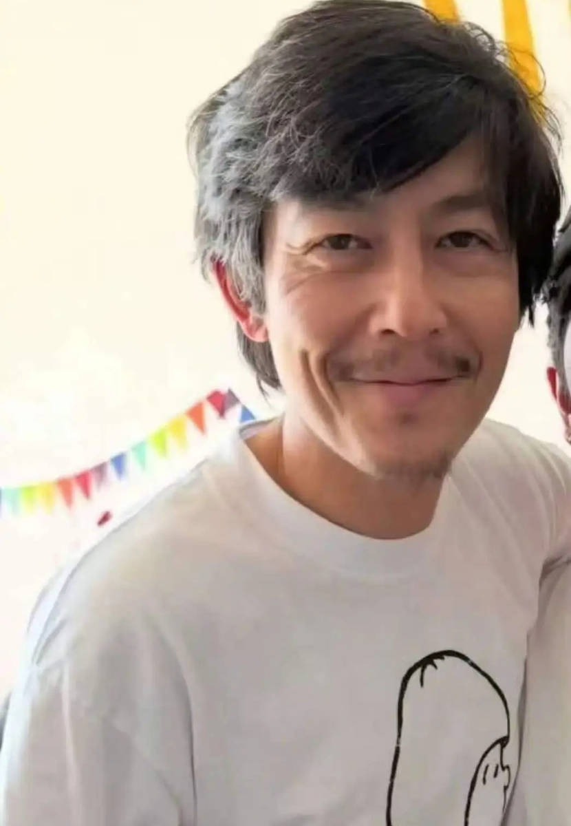 Trần Qu&aacute;n Hy gầy rộc g&acirc;y sốc , h&igrave;nh ảnh Badboy kh&eacute;t tiếng cấm cửa showbiz 2026 - Ảnh 4.