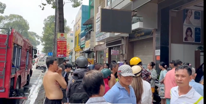 Ch&aacute;y lớn tại TP.HCM thi&ecirc;u rụi 5 căn nh&agrave;, kh&ocirc;ng c&oacute; thương vong - Ảnh 1.