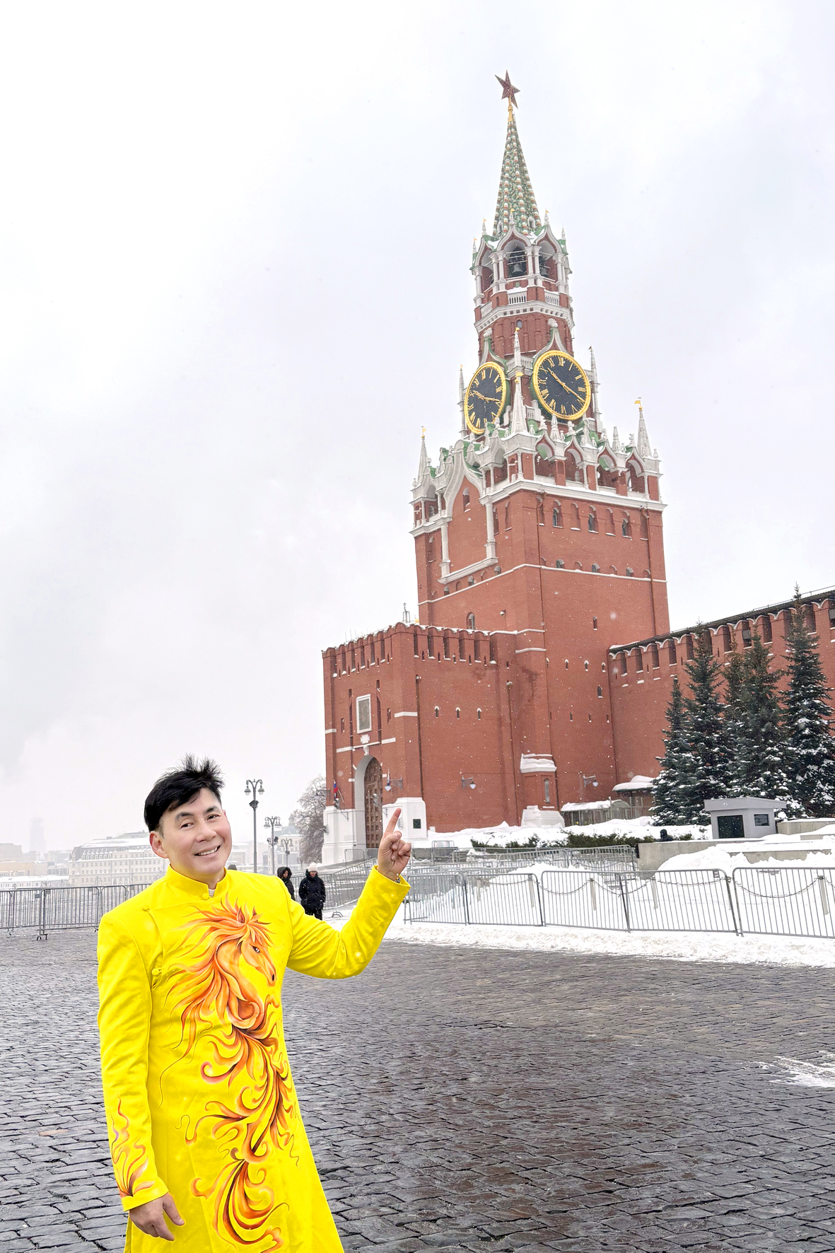 Đoan Trường v&agrave; chuyến du lịch đầy bất ổn ở Nga cầu nguyện về nước an to&agrave;n - Ảnh 2.