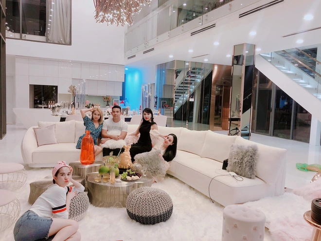 Ngọc Trinh: Cuộc sống độc th&acirc;n v&agrave; căn biệt thự triệu đ&ocirc; ở tuổi U40 - Ảnh 6.