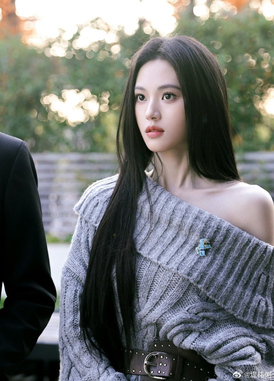 Hậu trường Bề Tôi Trung Thành: Thẩm Vũ Khiết và tạo hình cổ trang quyến rũ - Ảnh 5. Hậu trường Bề Tôi Trung Thành: Thẩm Vũ Khiết và tạo hình cổ trang quyến rũ - Ảnh 5.