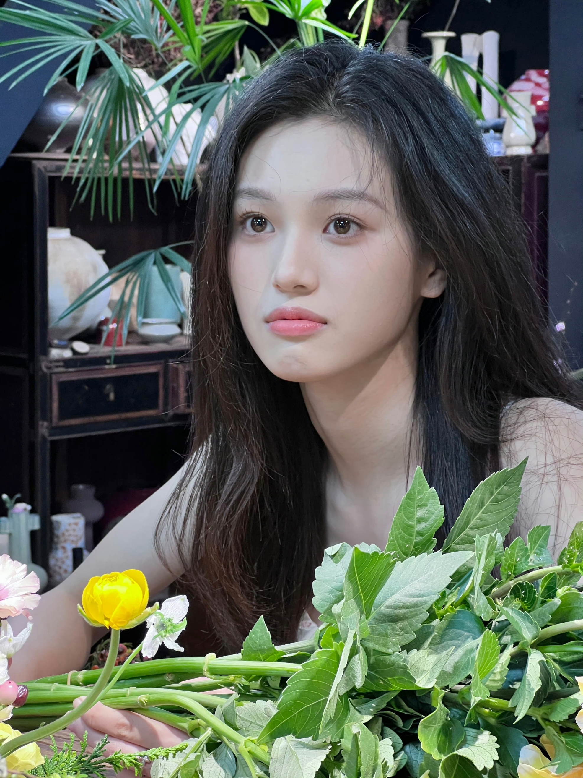 Hậu trường Bề Tôi Trung Thành: Thẩm Vũ Khiết và tạo hình cổ trang quyến rũ - Ảnh 9. Hậu trường Bề Tôi Trung Thành: Thẩm Vũ Khiết và tạo hình cổ trang quyến rũ - Ảnh 9.