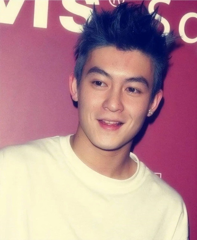 Trần Qu&aacute;n Hy gầy rộc g&acirc;y sốc , h&igrave;nh ảnh Badboy kh&eacute;t tiếng cấm cửa showbiz 2026 - Ảnh 7.