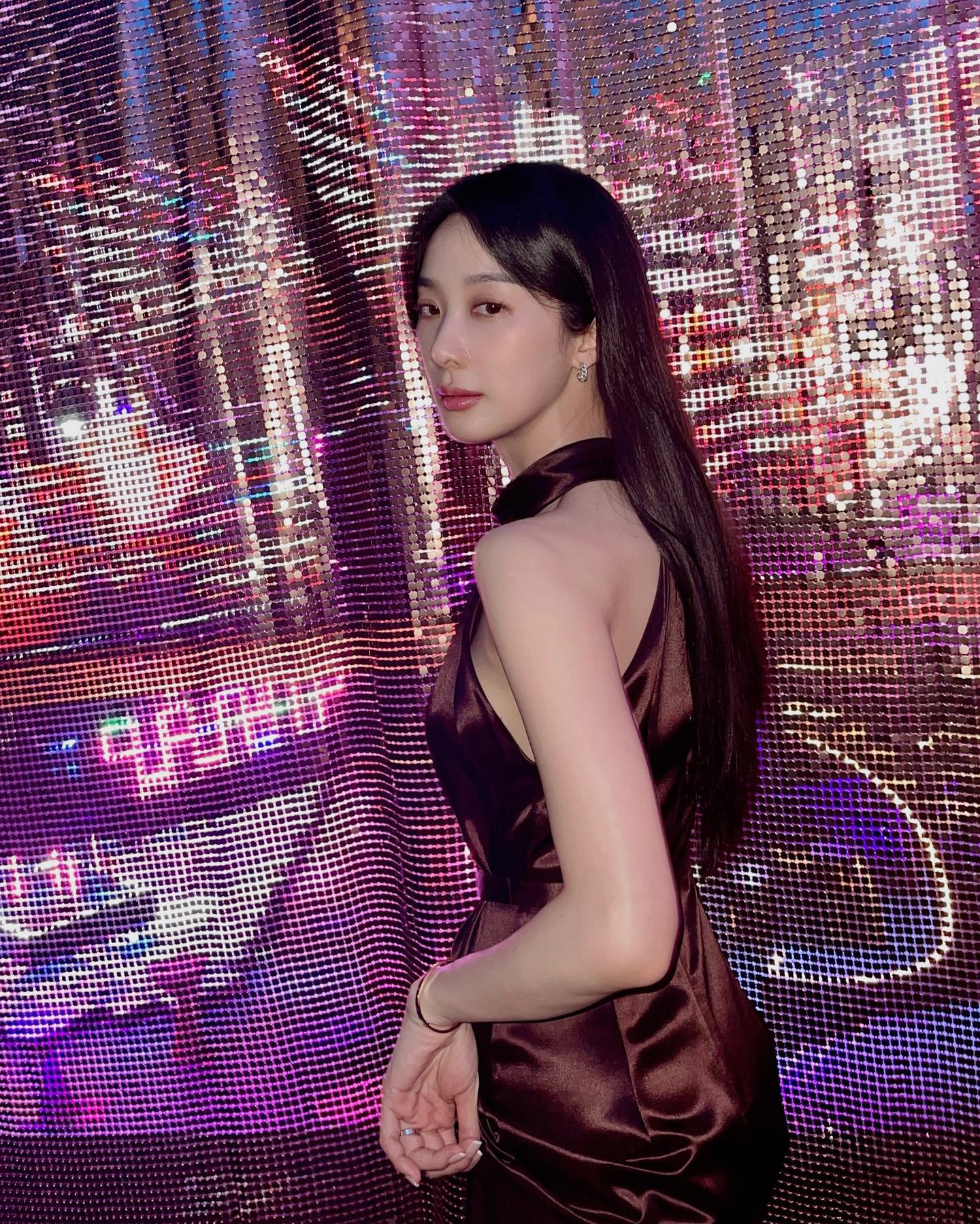 Nữ diễn vi&ecirc;n thay đổi dụng cụ ăn h&agrave;ng ng&agrave;y, tới 41 tuổi eo vẫn thon v&agrave; ch&acirc;n lu&ocirc;n nhỏ- Ảnh 1.