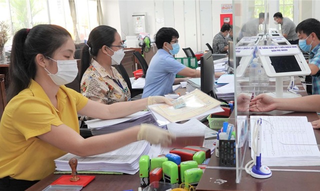 C&aacute;n bộ c&ocirc;ng chức sẽ bị thu hồi tiền nghỉ hưu nếu tinh giản bi&ecirc;n chế kh&ocirc;ng đ&uacute;ng quy định - Ảnh 1.