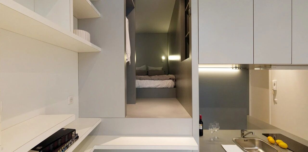 Căn hộ 27m&sup2; cũ n&aacute;t lột x&aacute;c kh&oacute; tin: Nh&eacute;t đủ giường đ&ocirc;i, bếp, b&agrave;n học trong 1 khối nội thất - Ảnh 2.