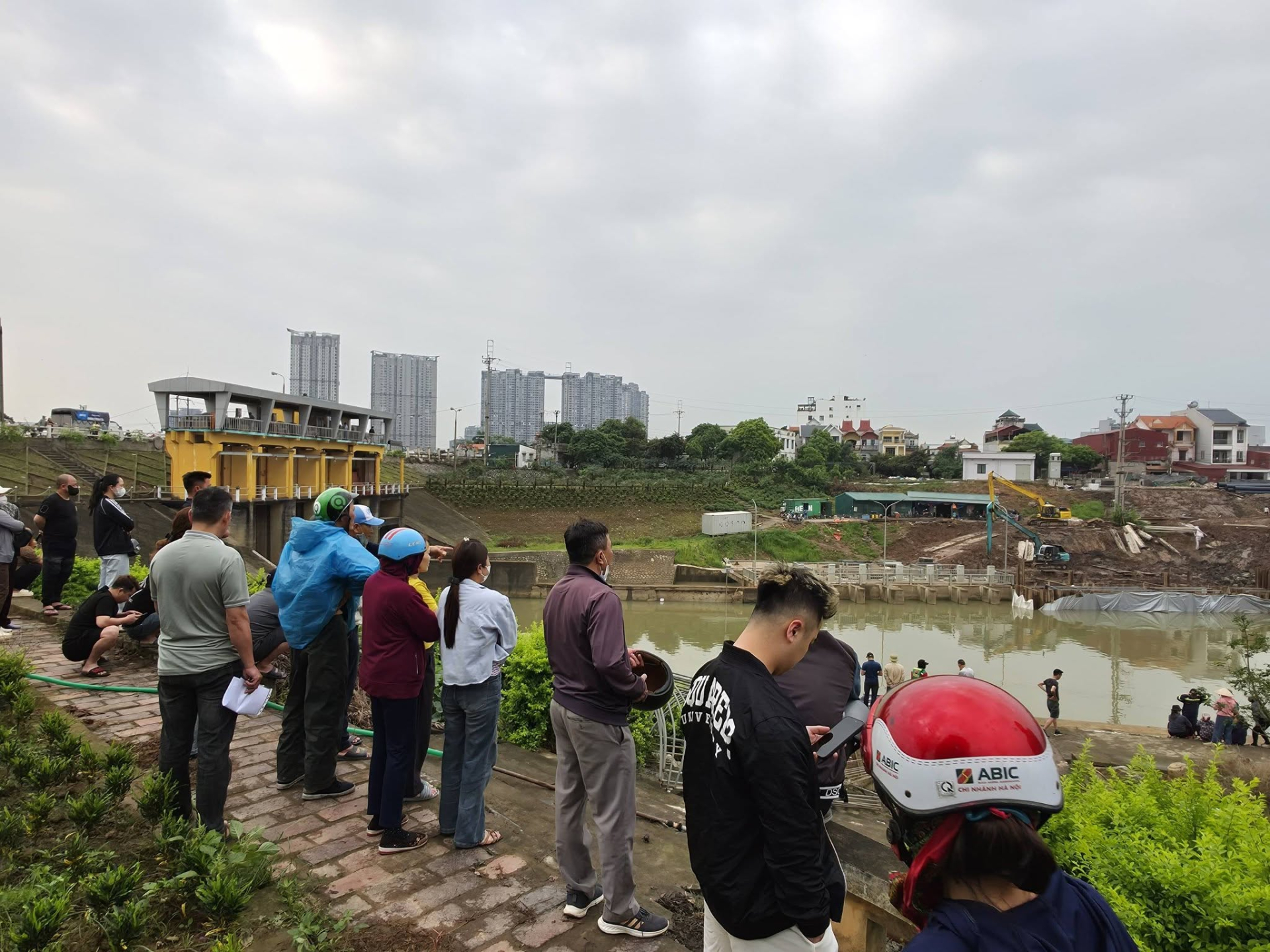 T&igrave;m kiếm mẹ con nghi nhảy s&ocirc;ng Hồng ở Hưng Y&ecirc;n: Diễn biến mới nhất - Ảnh 8.