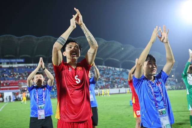 Cam thường soi cận nhan sắc thật của Do&atilde;n Hải My khi được Văn Hậu h&ocirc;n ngay tr&ecirc;n SVĐ, liệu c&oacute; kh&aacute;c ảnh tr&ecirc;n mạng? - Ảnh 5.