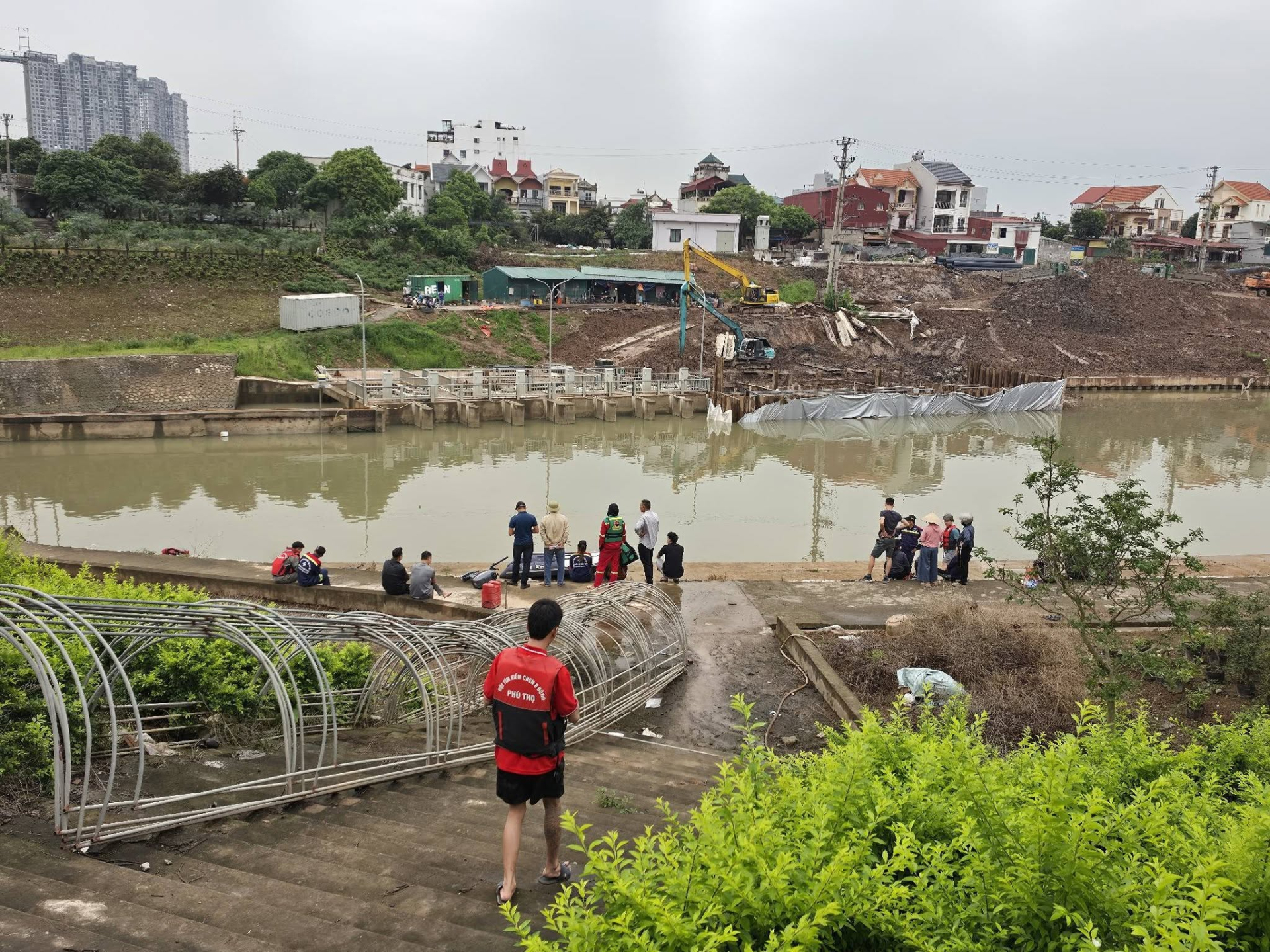 T&igrave;m kiếm mẹ con nghi nhảy s&ocirc;ng Hồng ở Hưng Y&ecirc;n: Diễn biến mới nhất - Ảnh 7.