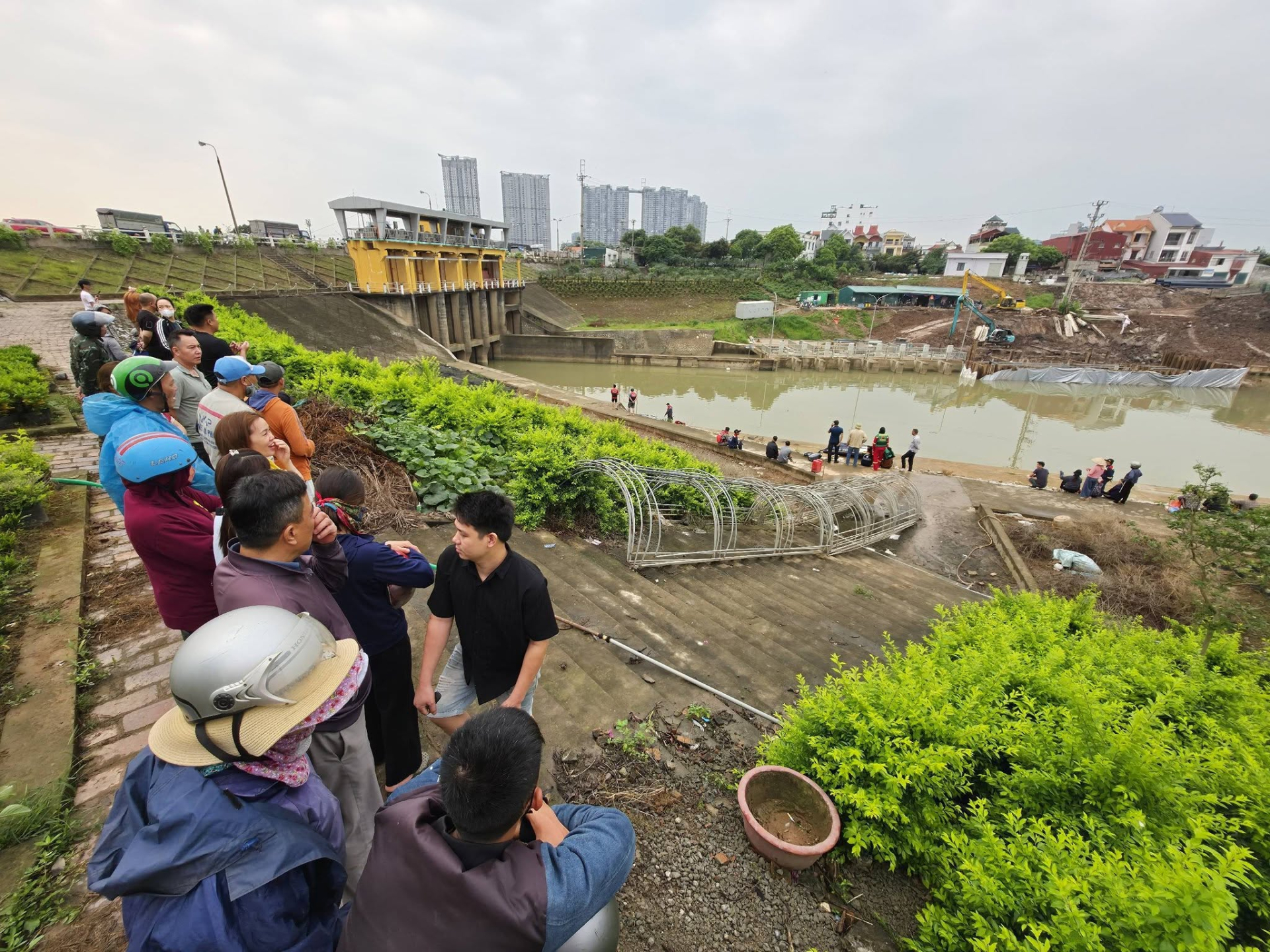 T&igrave;m kiếm mẹ con nghi nhảy s&ocirc;ng Hồng ở Hưng Y&ecirc;n: Diễn biến mới nhất - Ảnh 10.