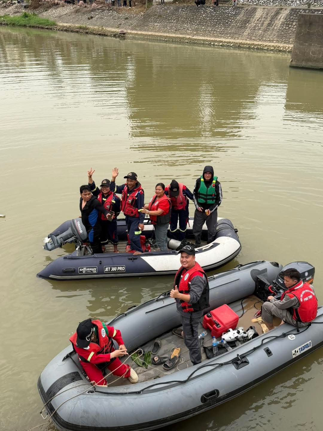 Tìm thấy 3 mẹ con an toàn Sau sự cố cống Xuân Quan , câu chuyện cảm động - Ảnh 1. Tìm thấy 3 mẹ con an toàn Sau sự cố cống Xuân Quan , câu chuyện cảm động - Ảnh 1.