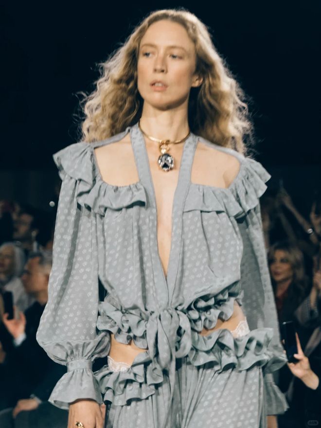 B&egrave;o nh&uacute;n: Chi tiết thời trang cứu rỗi v&oacute;c d&aacute;ng năm 2026 - Ảnh 2.