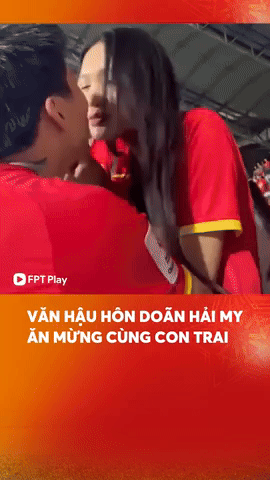 Cam thường soi cận nhan sắc thật của Do&atilde;n Hải My khi được Văn Hậu h&ocirc;n ngay tr&ecirc;n SVĐ, liệu c&oacute; kh&aacute;c ảnh tr&ecirc;n mạng? - Ảnh 1.