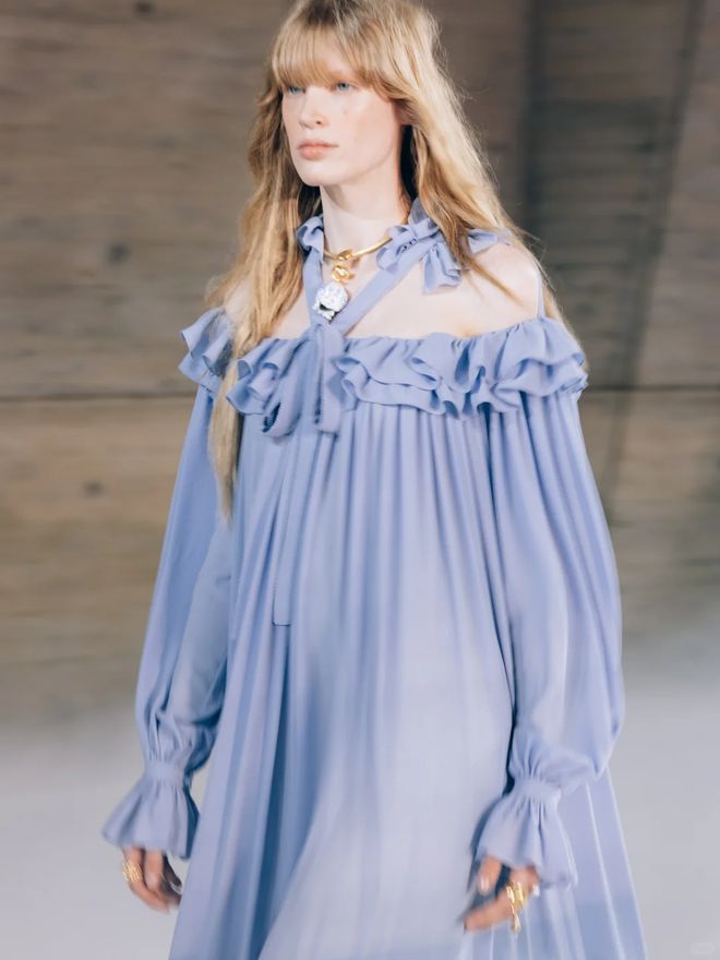 B&egrave;o nh&uacute;n: Chi tiết thời trang cứu rỗi v&oacute;c d&aacute;ng năm 2026 - Ảnh 15.