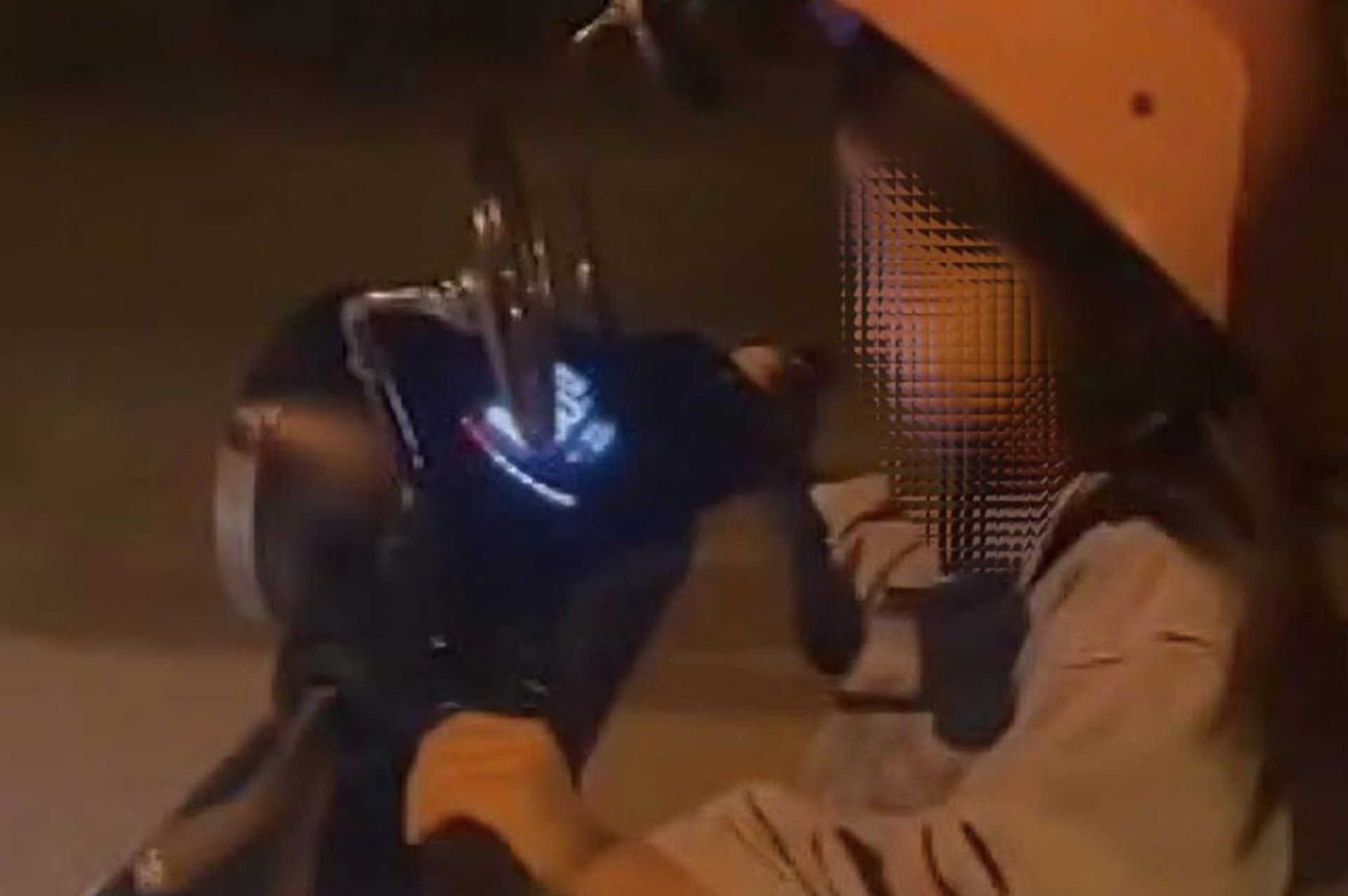 B&eacute; g&aacute;i 5 tuổi điều khiển xe m&aacute;y điện ở Quảng Ninh g&acirc;y x&ocirc;n xao cộng đồng mạng - Ảnh 1.