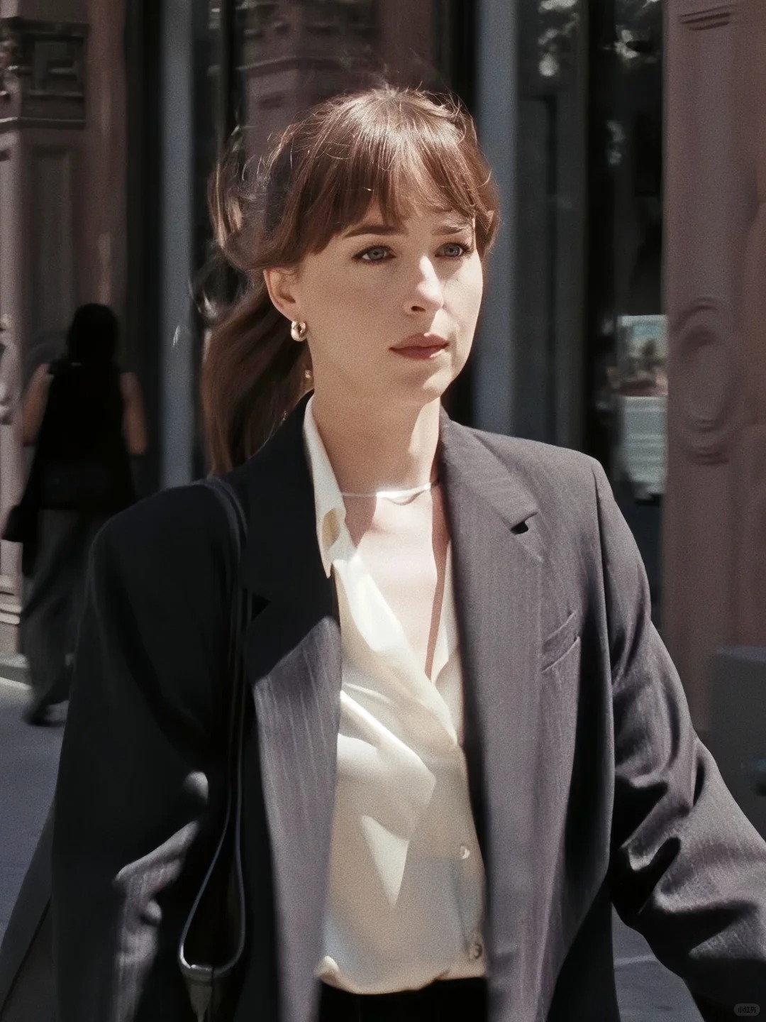 Phụ nữ khí chất giấu gì trong tủ đồ: 4 quy tắc ăn mặc 