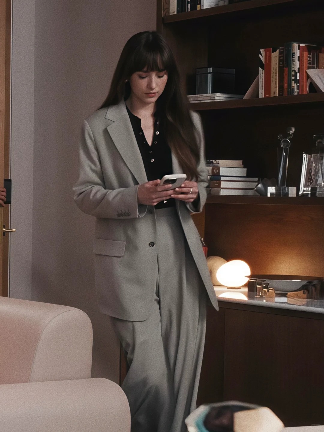 Phụ nữ khí chất giấu gì trong tủ đồ: 4 quy tắc ăn mặc 