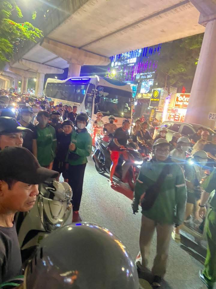 Nữ t&agrave;i xế bị tấn c&ocirc;ng tr&ecirc;n đường Xu&acirc;n Thủy , H&agrave; Nội: C&acirc;u chuyện g&acirc;y x&ocirc;n xao - Ảnh 1.