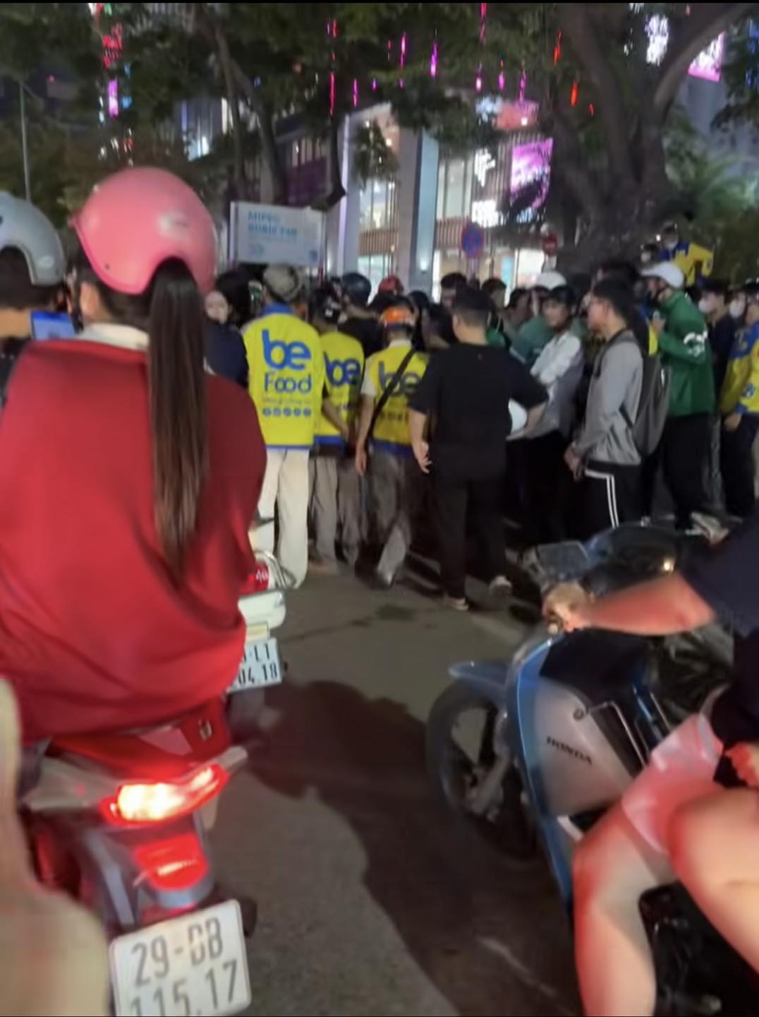 Nữ t&agrave;i xế bị tấn c&ocirc;ng tr&ecirc;n đường Xu&acirc;n Thủy , H&agrave; Nội: C&acirc;u chuyện g&acirc;y x&ocirc;n xao - Ảnh 2.