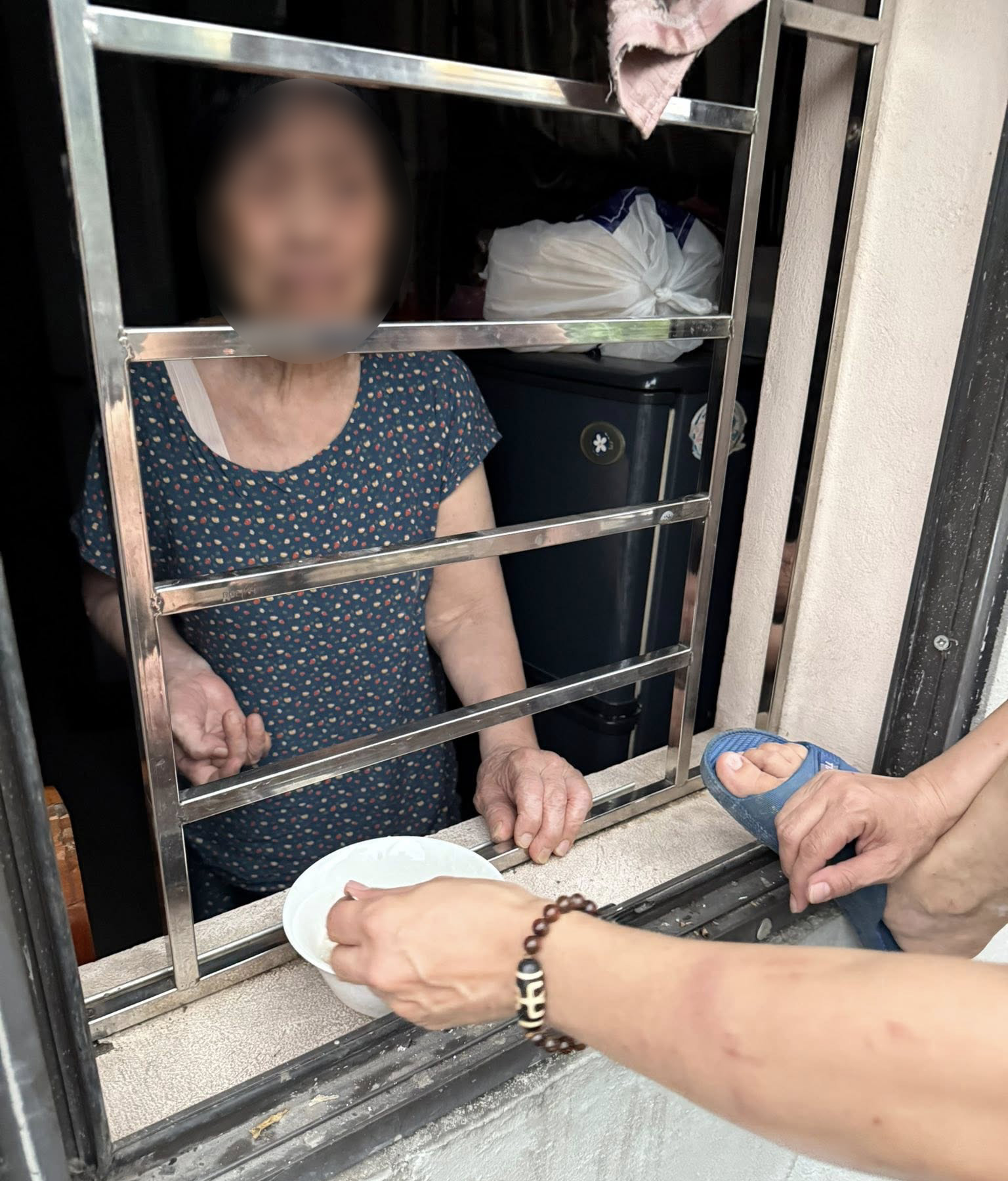 Cụ b&agrave; ở H&agrave; Nội bị nhốt trong nh&agrave;: Ch&iacute;nh quyền x&atilde; Nội B&agrave;i l&ecirc;n tiếng - Ảnh 1.