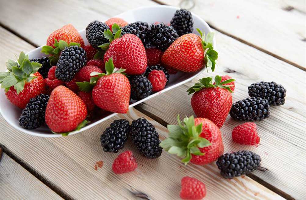 Những loại tr&aacute;i c&acirc;y tưởng b&igrave;nh thường nhưng lại gi&uacute;p chống vi&ecirc;m cực mạnh - Ảnh 1.