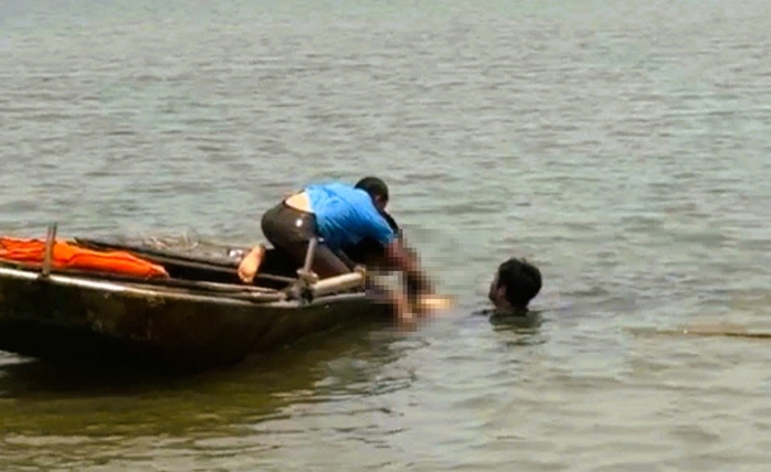 Đ&aacute; b&oacute;ng xong xuống hồ tắm, nam sinh 18 tuổi đuối nước - Ảnh 1.