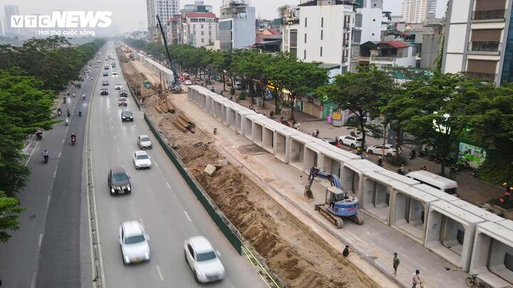 R&agrave;o chắn thi c&ocirc;ng H&agrave; Nội g&acirc;y &ugrave;n tắc giao th&ocirc;ng nghi&ecirc;m trọng năm 2026 - Ảnh 10.