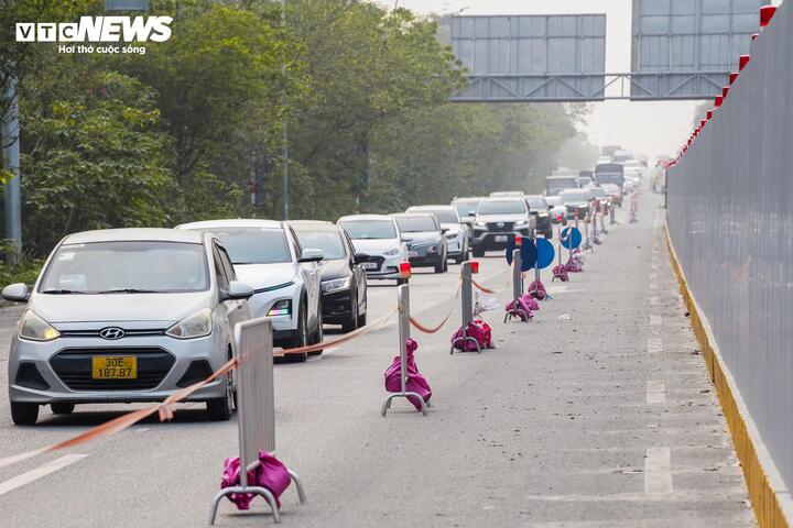 R&agrave;o chắn thi c&ocirc;ng H&agrave; Nội g&acirc;y &ugrave;n tắc giao th&ocirc;ng nghi&ecirc;m trọng năm 2026 - Ảnh 1.