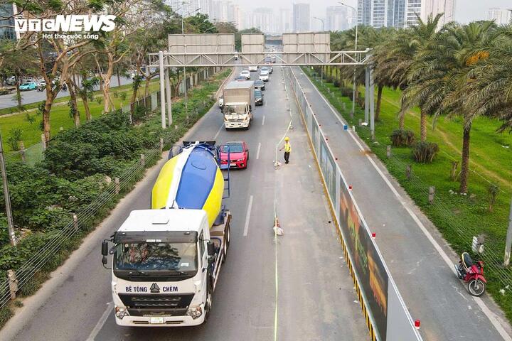 R&agrave;o chắn thi c&ocirc;ng H&agrave; Nội g&acirc;y &ugrave;n tắc giao th&ocirc;ng nghi&ecirc;m trọng năm 2026 - Ảnh 2.