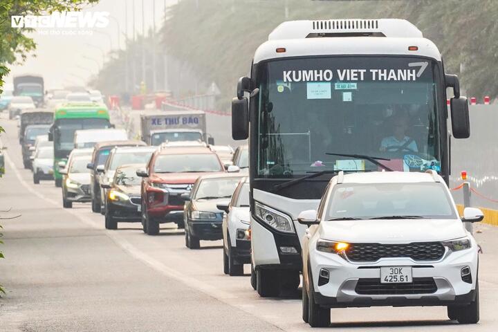 R&agrave;o chắn thi c&ocirc;ng H&agrave; Nội g&acirc;y &ugrave;n tắc giao th&ocirc;ng nghi&ecirc;m trọng năm 2026 - Ảnh 4.