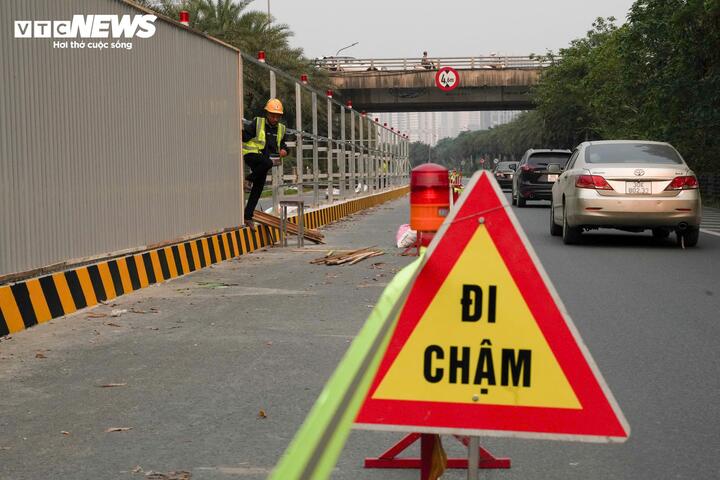 R&agrave;o chắn thi c&ocirc;ng H&agrave; Nội g&acirc;y &ugrave;n tắc giao th&ocirc;ng nghi&ecirc;m trọng năm 2026 - Ảnh 5.
