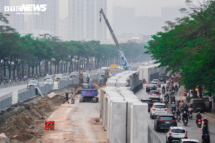 R&agrave;o chắn thi c&ocirc;ng H&agrave; Nội g&acirc;y &ugrave;n tắc giao th&ocirc;ng nghi&ecirc;m trọng năm 2026 - Ảnh 7.