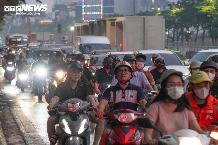 R&agrave;o chắn thi c&ocirc;ng H&agrave; Nội g&acirc;y &ugrave;n tắc giao th&ocirc;ng nghi&ecirc;m trọng năm 2026 - Ảnh 9.