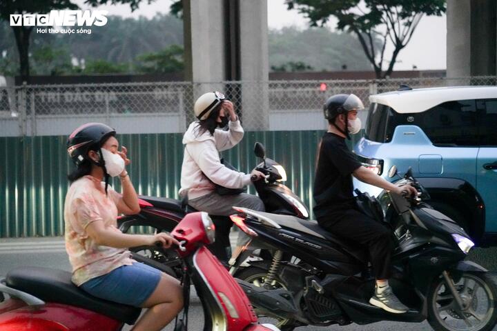 R&agrave;o chắn thi c&ocirc;ng H&agrave; Nội g&acirc;y &ugrave;n tắc giao th&ocirc;ng nghi&ecirc;m trọng năm 2026 - Ảnh 8.