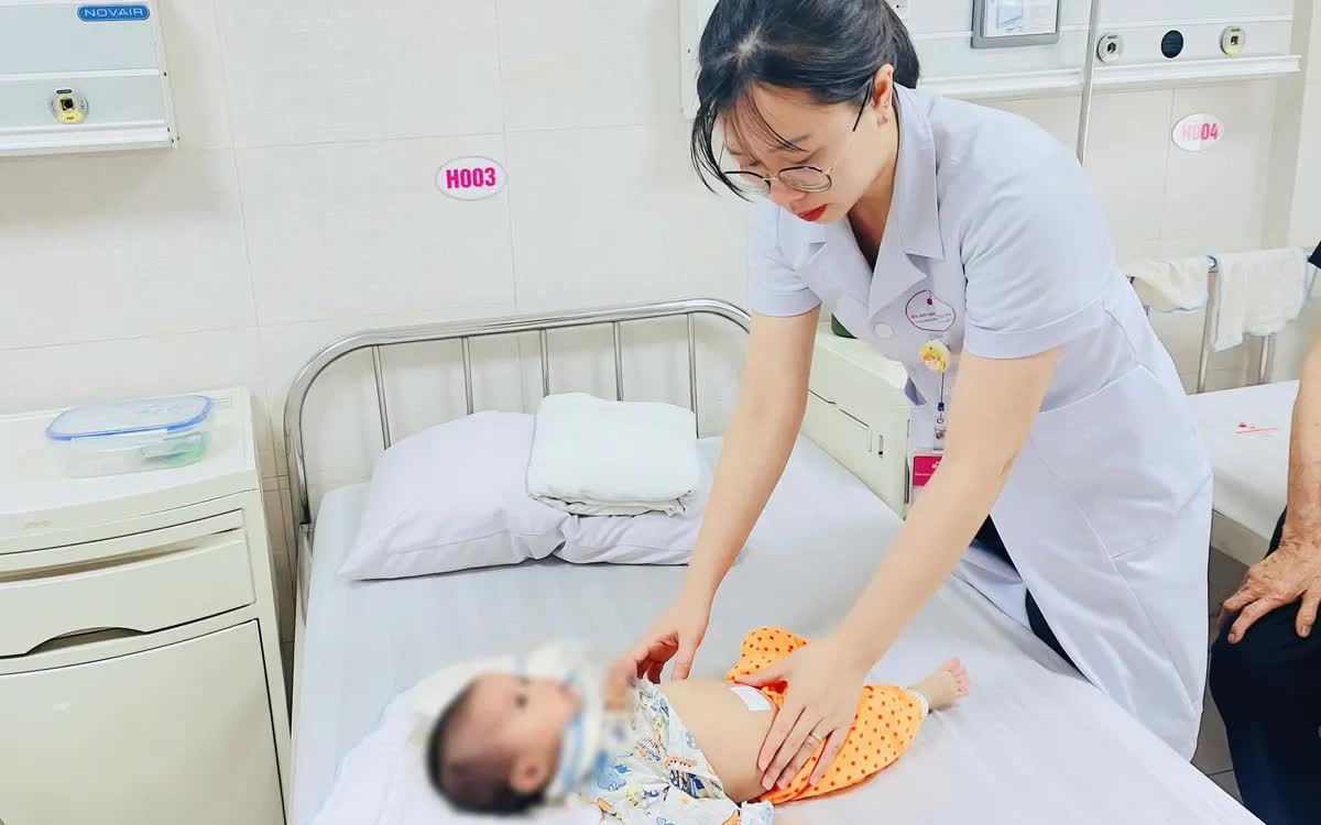 B&eacute; 2 th&aacute;ng tuổi mang khối u nang buồng trứng lớn cần theo d&otilde;i sức khỏe - Ảnh 1.