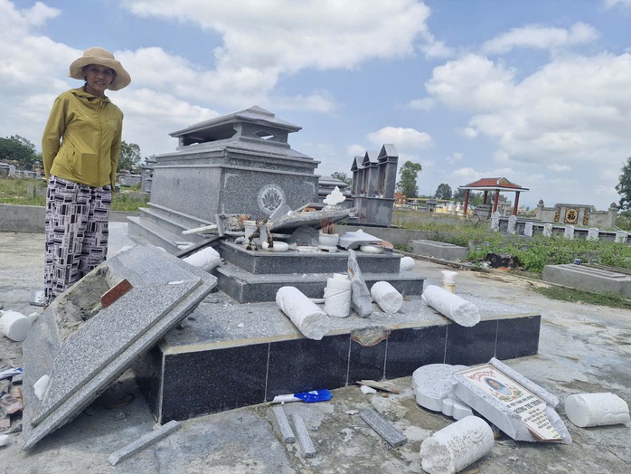 C&ocirc;ng an điều tra vụ việc mộ Mẹ Việt Nam Anh h&ugrave;ng bị đập ph&aacute; - Ảnh 1.