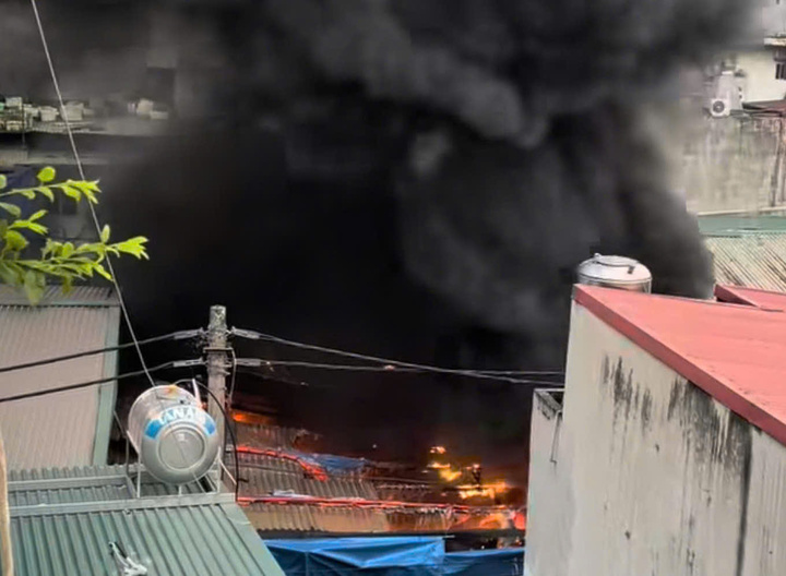 Ch&aacute;y kho đ&ocirc;ng lạnh H&agrave; Nội thi&ecirc;u rụi xe m&aacute;y v&agrave; t&agrave;i sản trong khu d&acirc;n cư - Ảnh 1.