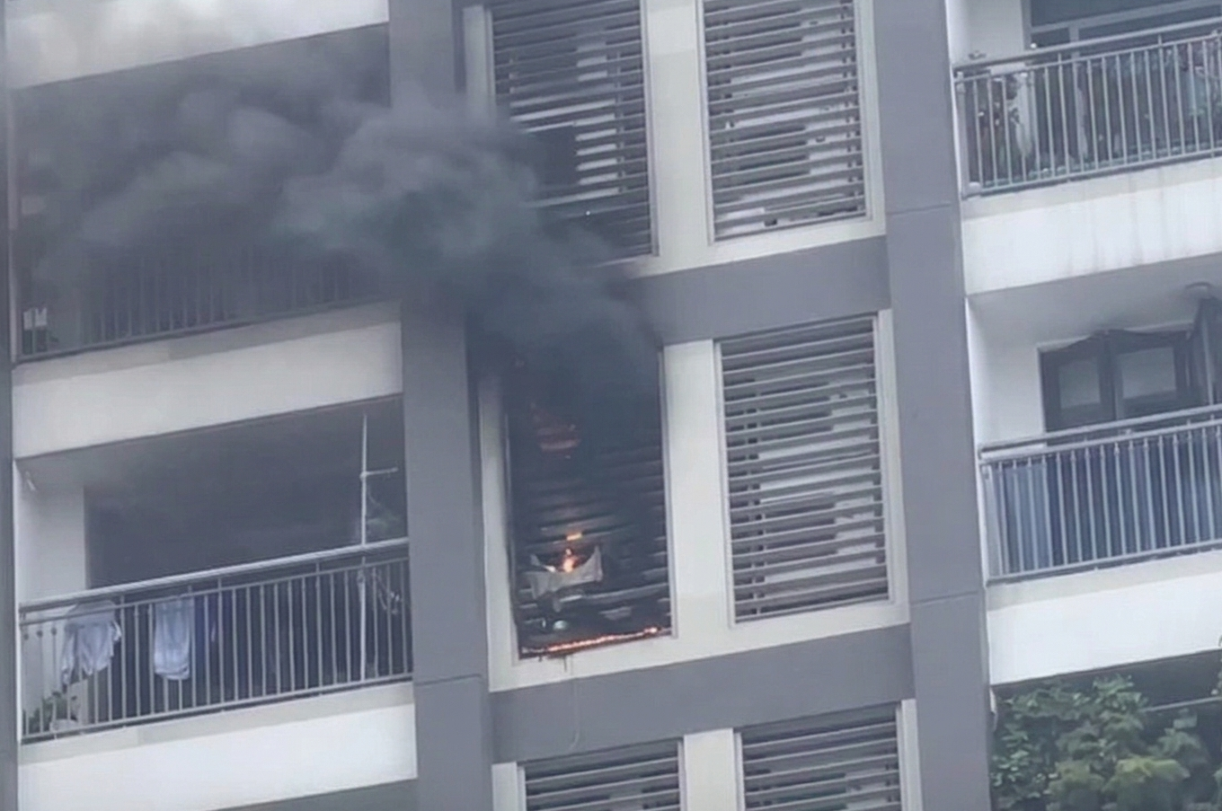 Ch&aacute;y căn hộ tầng 10 tại chung cư 45 tầng ở TPHCM Ng&agrave;y 11 - 4 - 2026 - Ảnh 1.