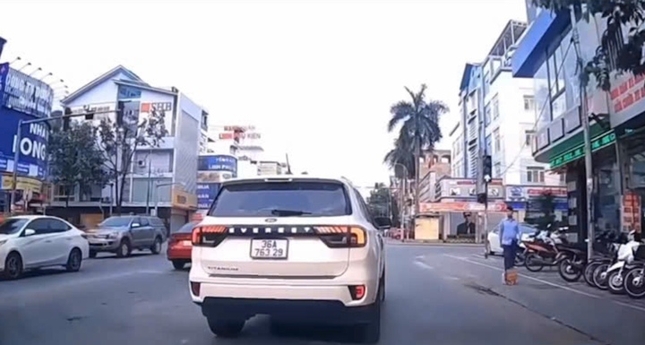 CSGT Thanh H&oacute;a điều tra &ocirc; t&ocirc; 36 a - 763 . 29 Lấn l&agrave;n , ch&egrave;n &eacute;p xe kh&aacute;c giữa phố - Ảnh 1.