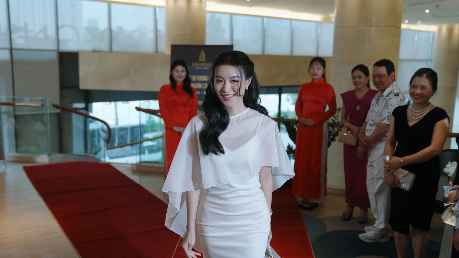 Lột x&aacute;c ngoạn mục của Trang Emma: Từ g&aacute;i qu&ecirc; đen nhẻm đến hoa hậu lộng lẫy - Ảnh 2.