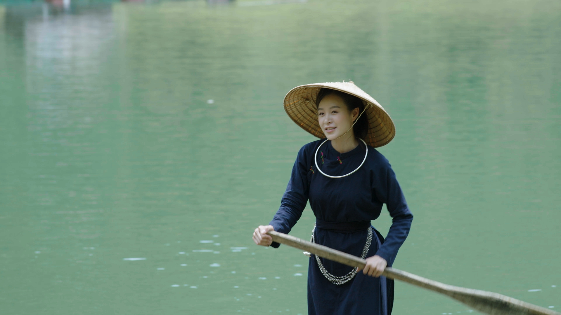 Lột x&aacute;c ngoạn mục của Trang Emma: Từ g&aacute;i qu&ecirc; đen nhẻm đến hoa hậu lộng lẫy - Ảnh 3.